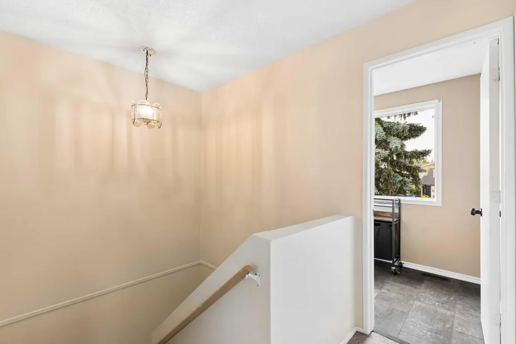 152 Erin Dale Crescent SE Calgary AB T2B 2R5