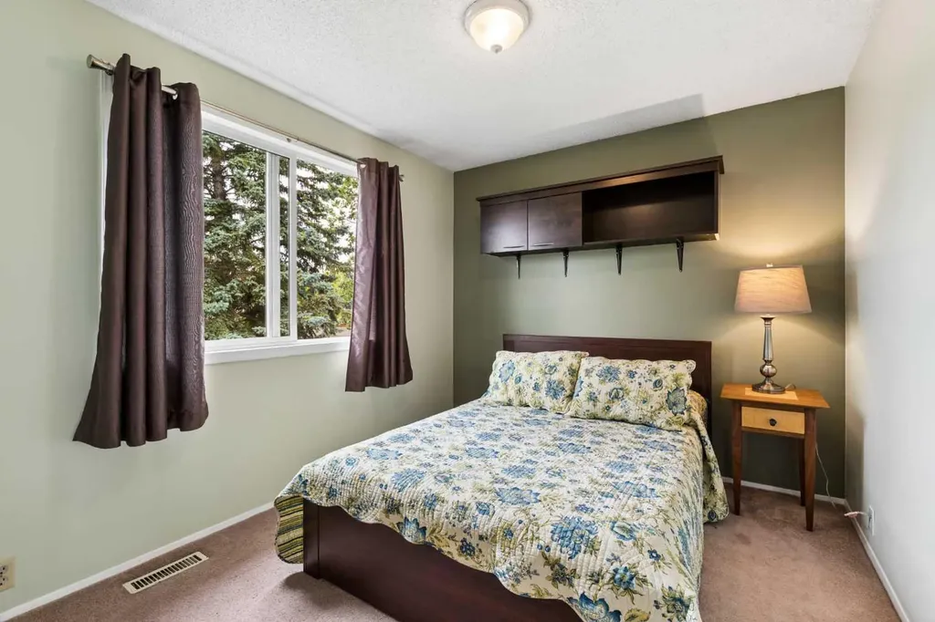 152 Erin Dale Crescent SE Calgary AB T2B 2R5