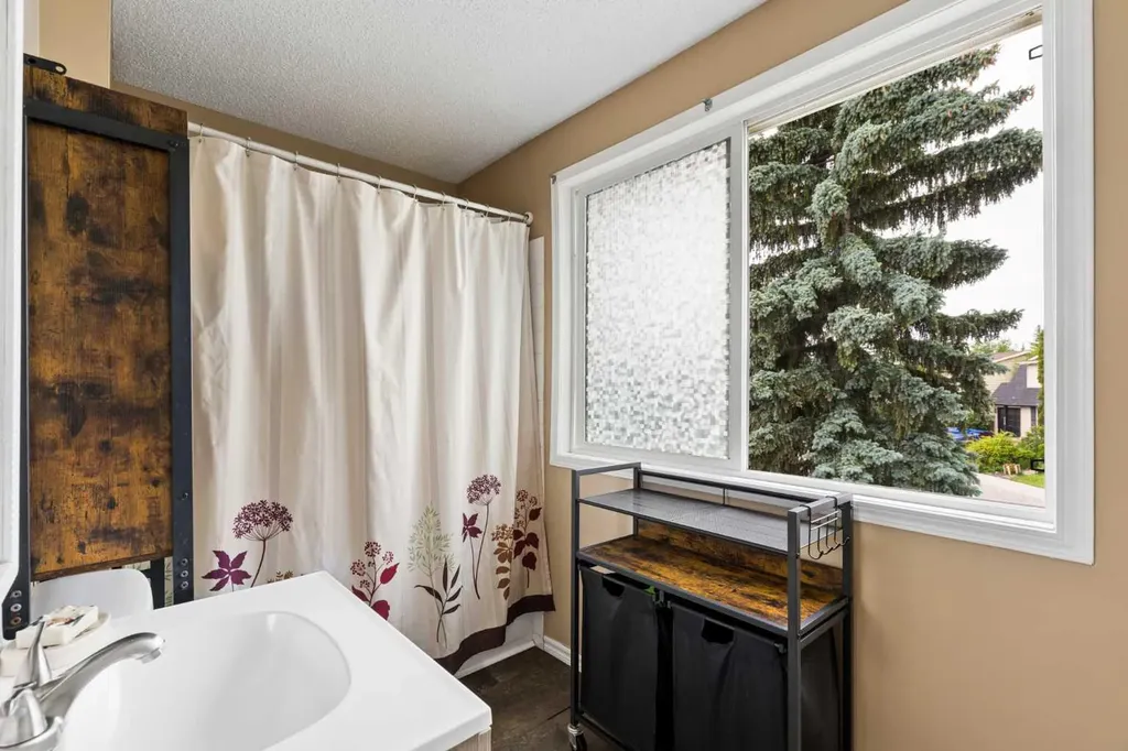 152 Erin Dale Crescent SE Calgary AB T2B 2R5