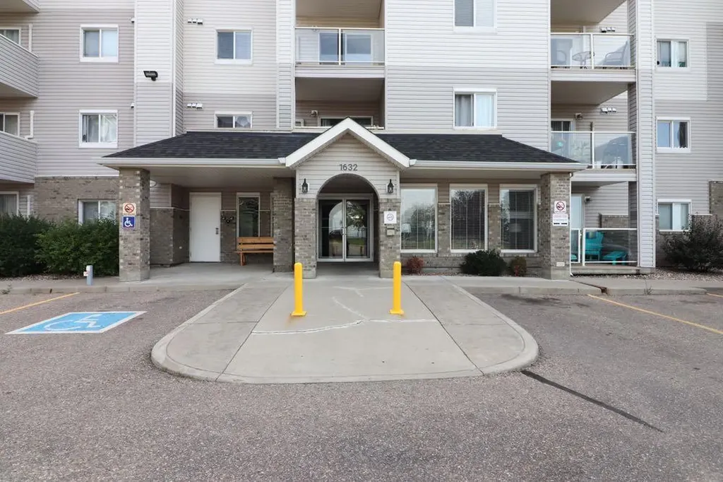 1632 Saamis Drive NW Medicine Hat AB T1C4X3