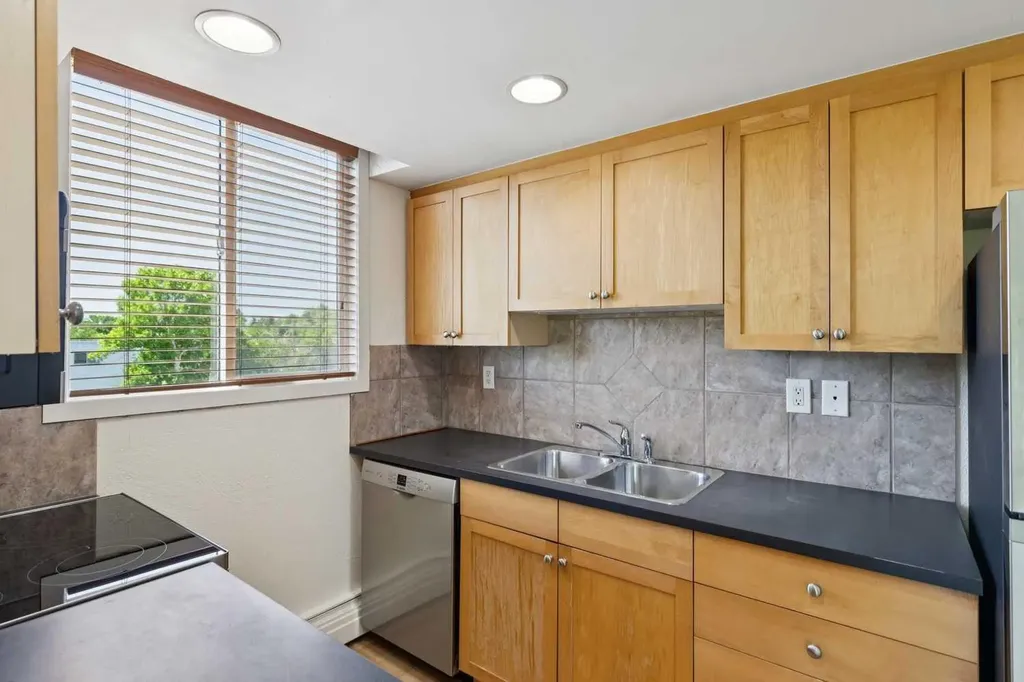 340 4 Avenue NE Calgary AB T2E0J3