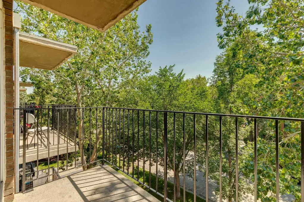 340 4 Avenue NE Calgary AB T2E0J3