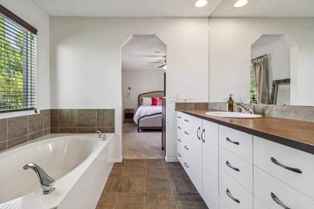 135 Tuscany Ravine Road NW Calgary AB T3L 2T3