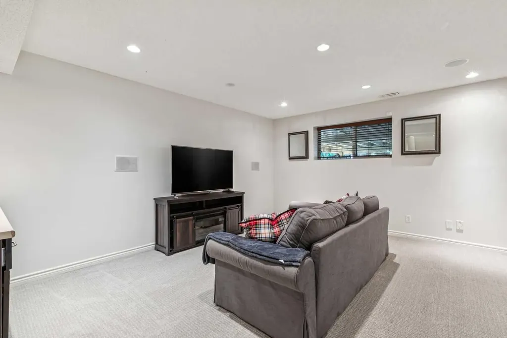 135 Tuscany Ravine Road NW Calgary AB T3L 2T3
