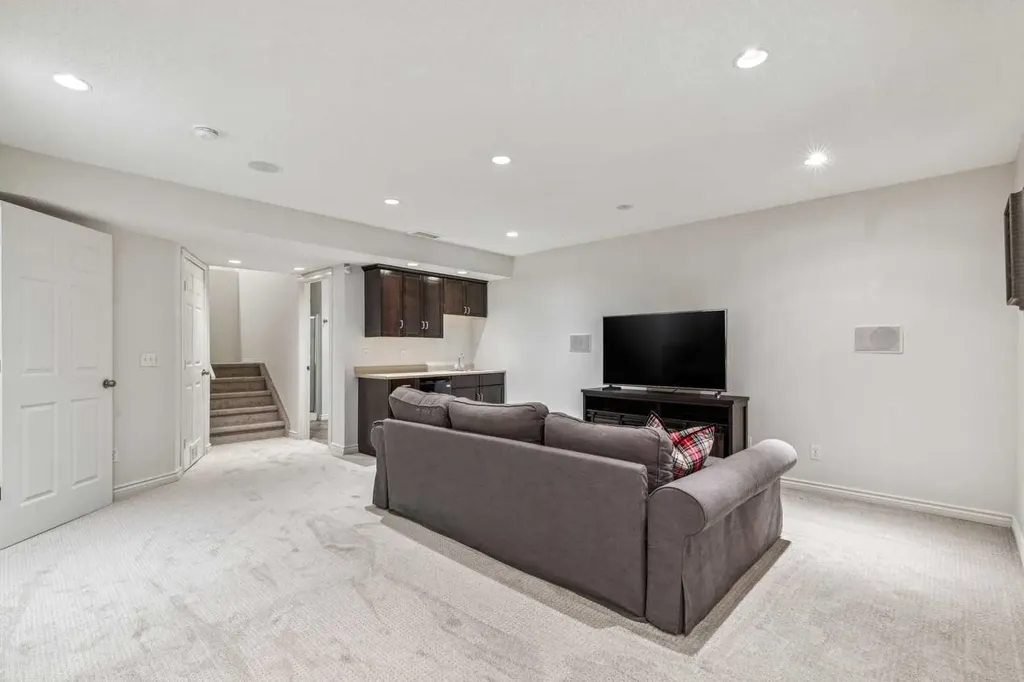 135 Tuscany Ravine Road NW Calgary AB T3L 2T3