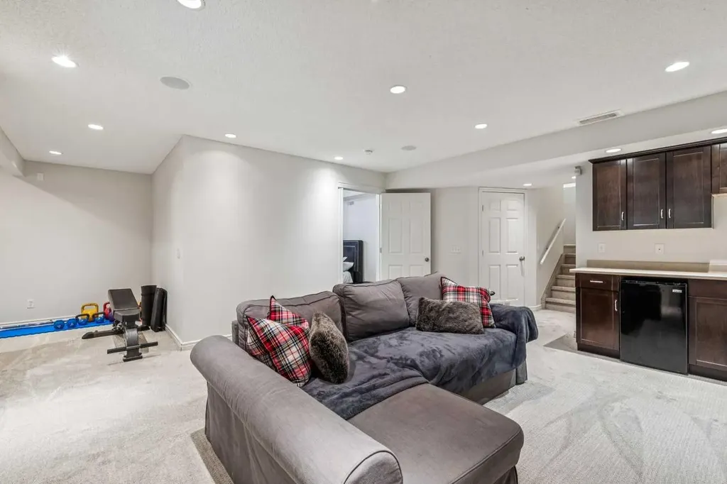 135 Tuscany Ravine Road NW Calgary AB T3L 2T3