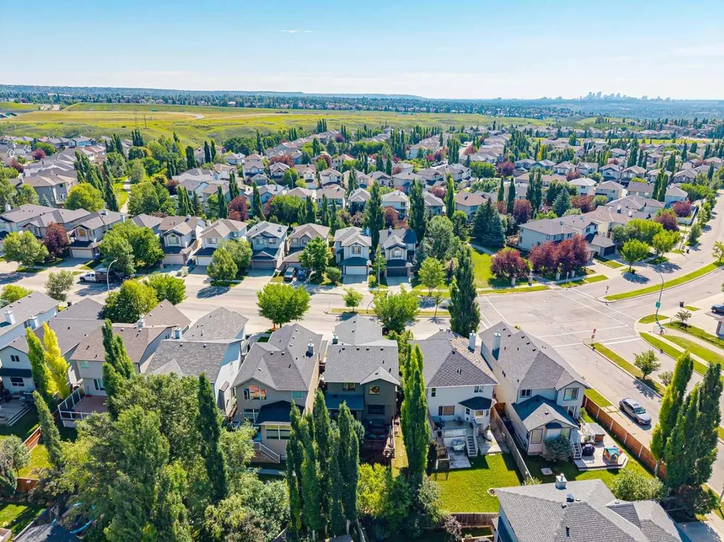 135 Tuscany Ravine Road NW Calgary AB T3L 2T3