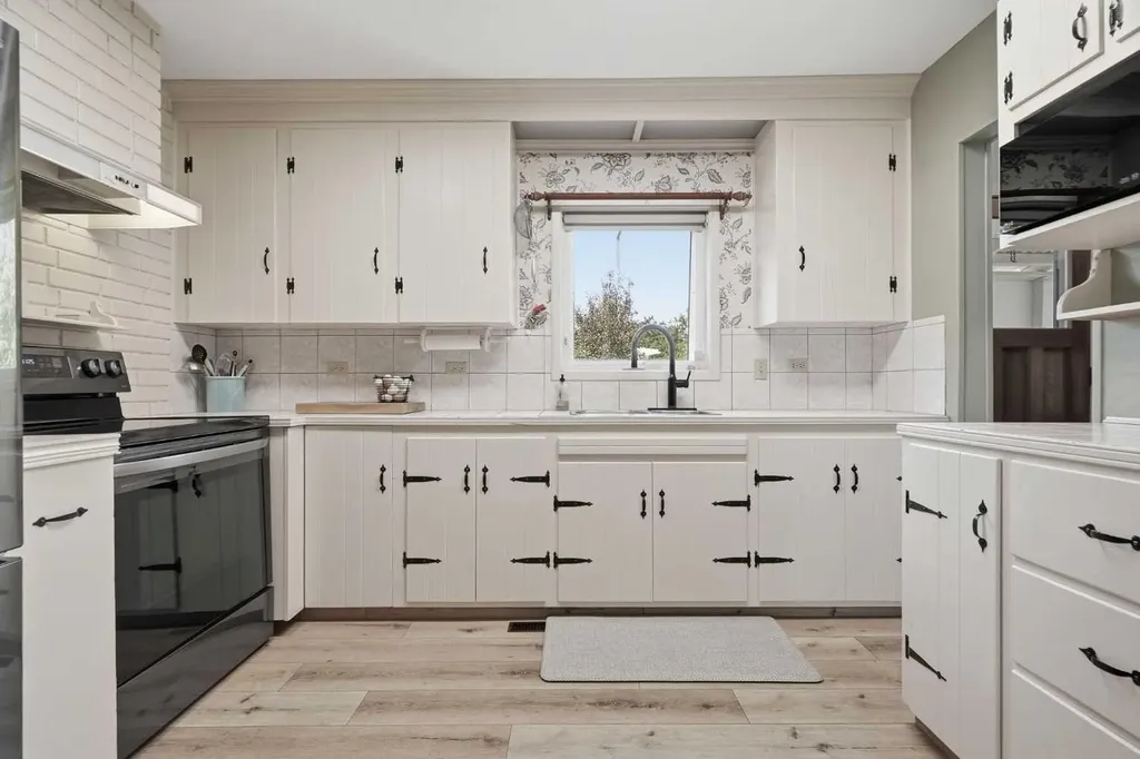 302 Frontenac Avenue NW Diamond Valley AB T0L 2A0