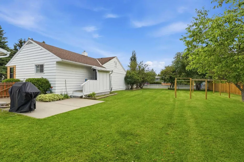 302 Frontenac Avenue NW Diamond Valley AB T0L 2A0