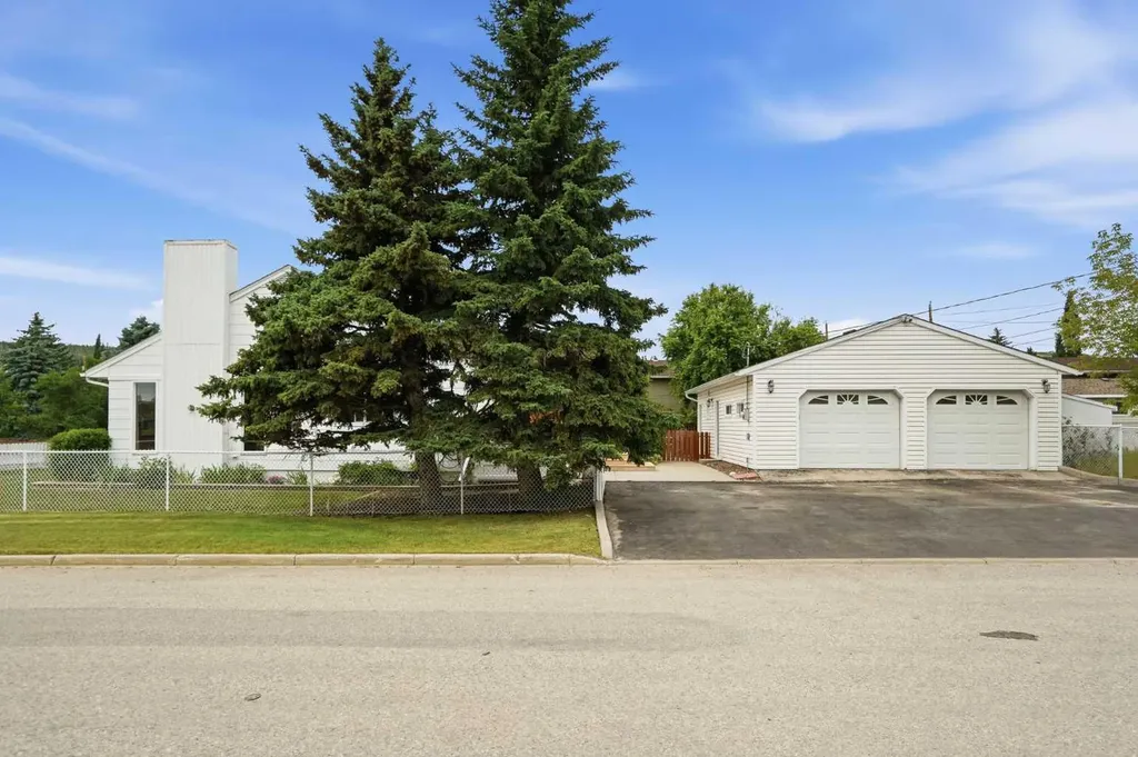 302 Frontenac Avenue NW Diamond Valley AB T0L 2A0