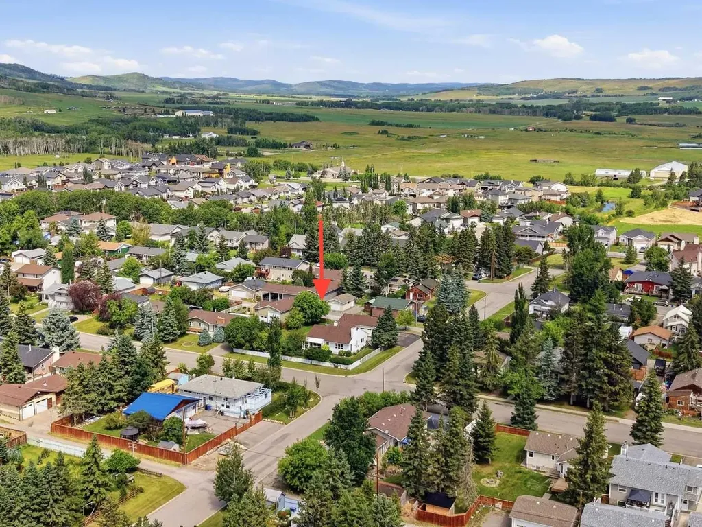 302 Frontenac Avenue NW Diamond Valley AB T0L 2A0