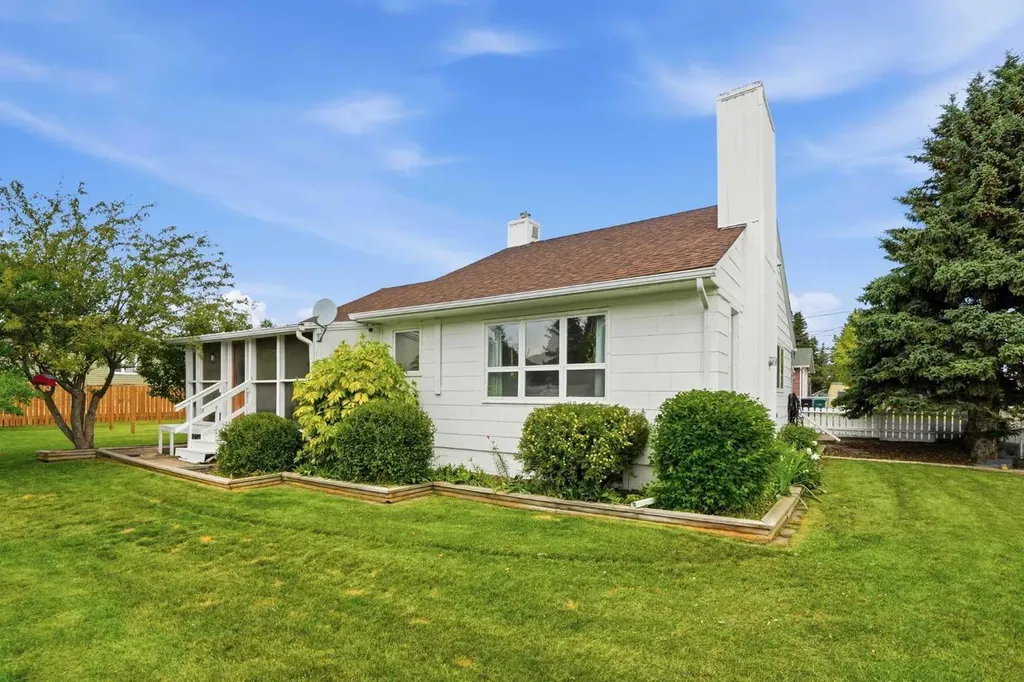 302 Frontenac Avenue NW Diamond Valley AB T0L 2A0