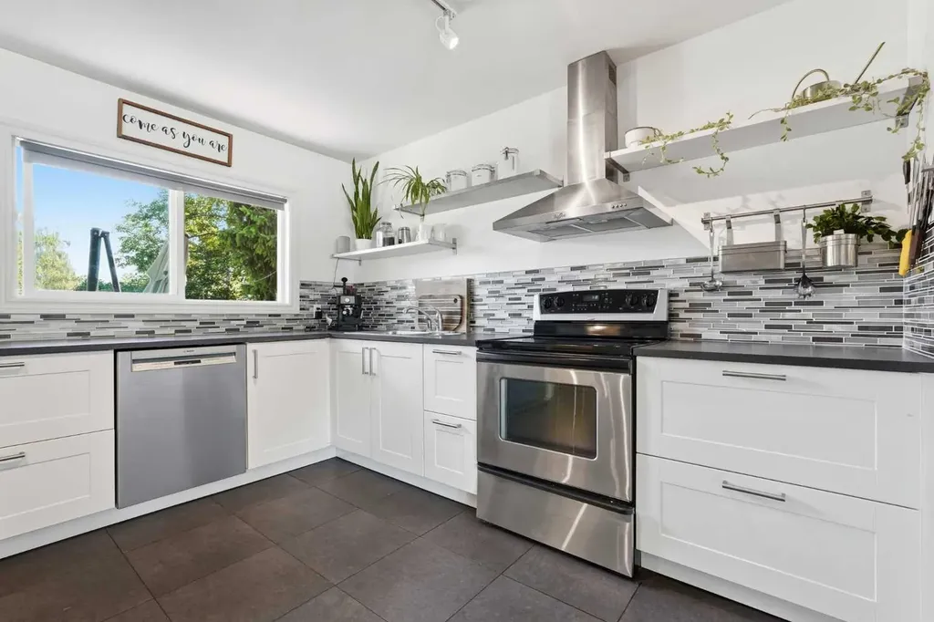 96 Waterloo Drive SW Calgary AB T3C 3G3