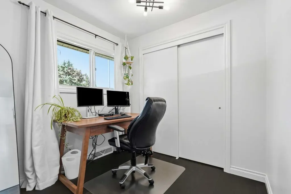 96 Waterloo Drive SW Calgary AB T3C 3G3
