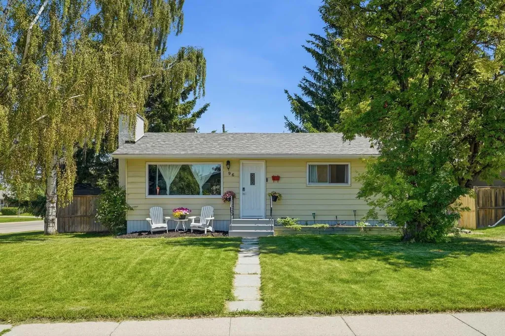 96 Waterloo Drive SW Calgary AB T3C 3G3