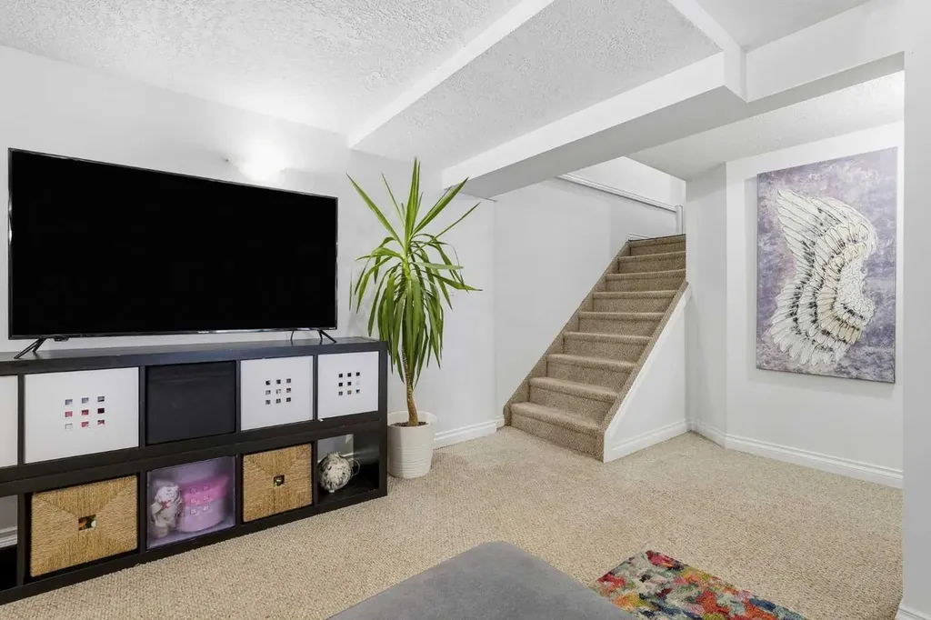 96 Waterloo Drive SW Calgary AB T3C 3G3