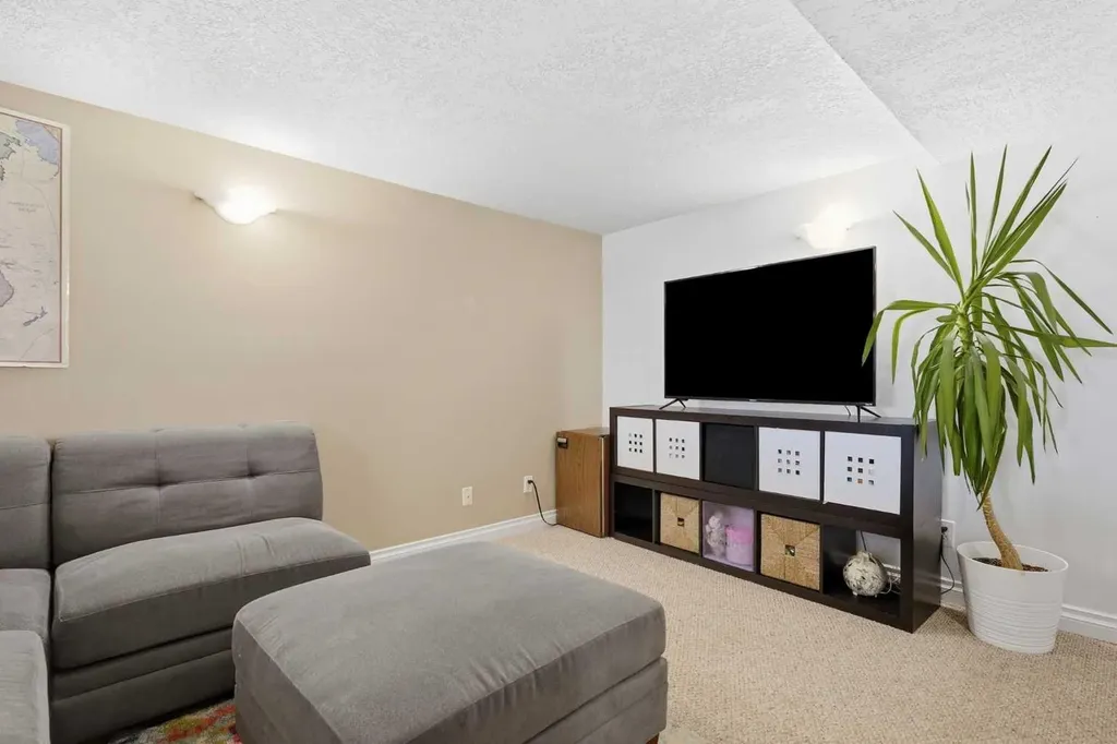 96 Waterloo Drive SW Calgary AB T3C 3G3
