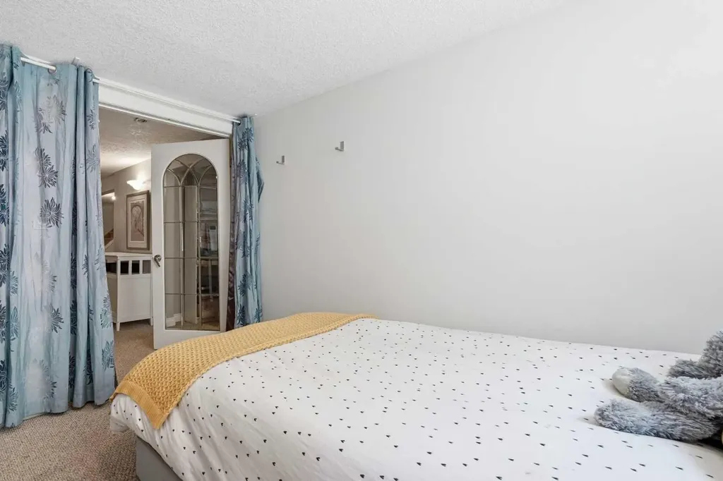 96 Waterloo Drive SW Calgary AB T3C 3G3