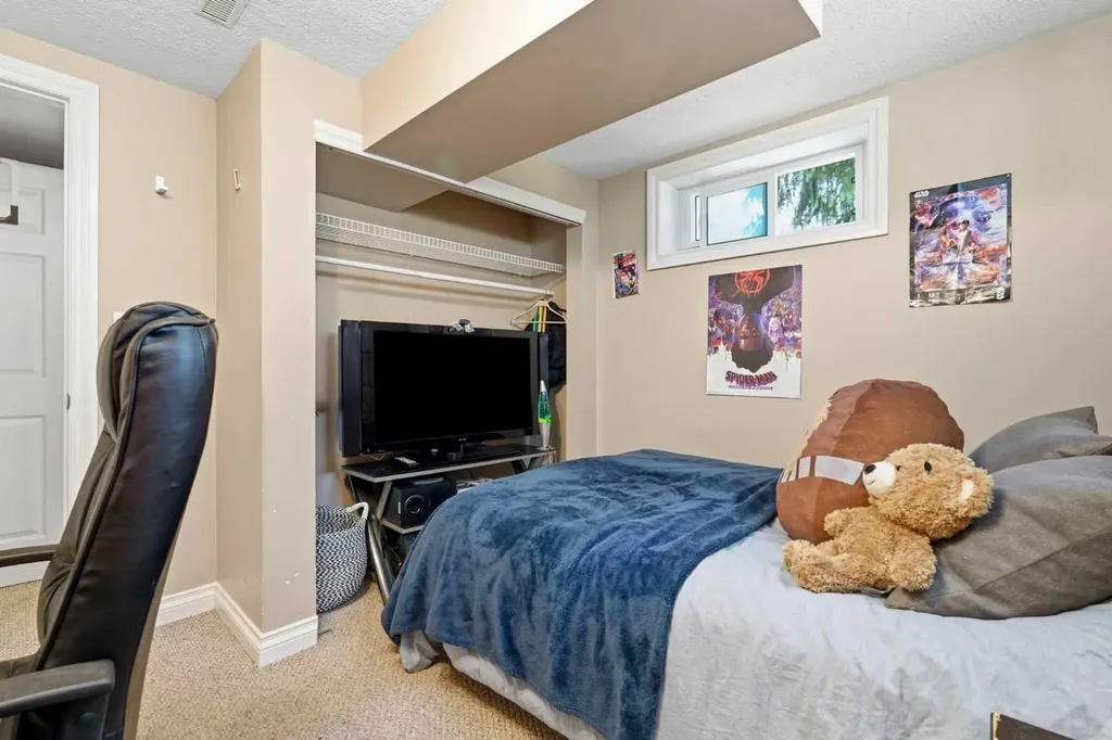 96 Waterloo Drive SW Calgary AB T3C 3G3