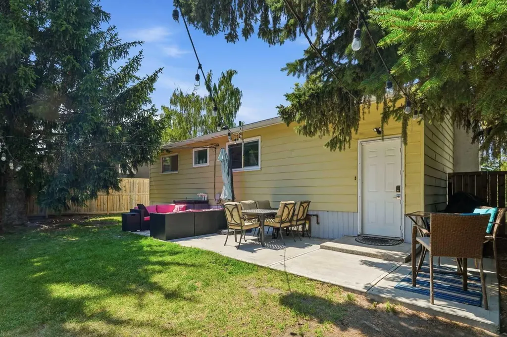 96 Waterloo Drive SW Calgary AB T3C 3G3