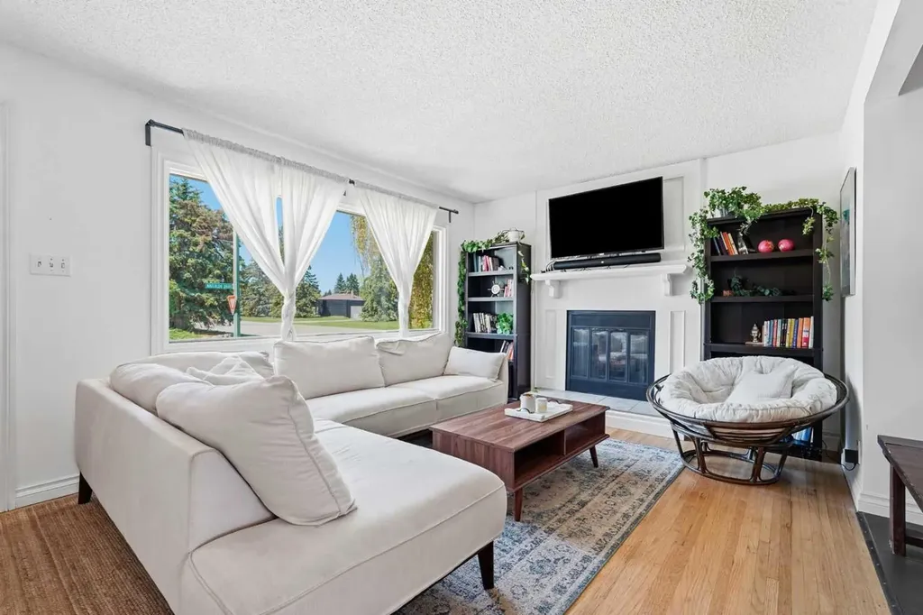 96 Waterloo Drive SW Calgary AB T3C 3G3