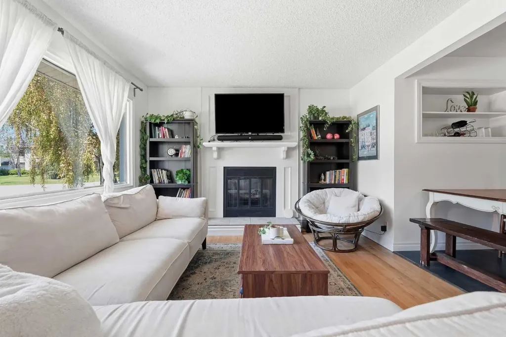 96 Waterloo Drive SW Calgary AB T3C 3G3