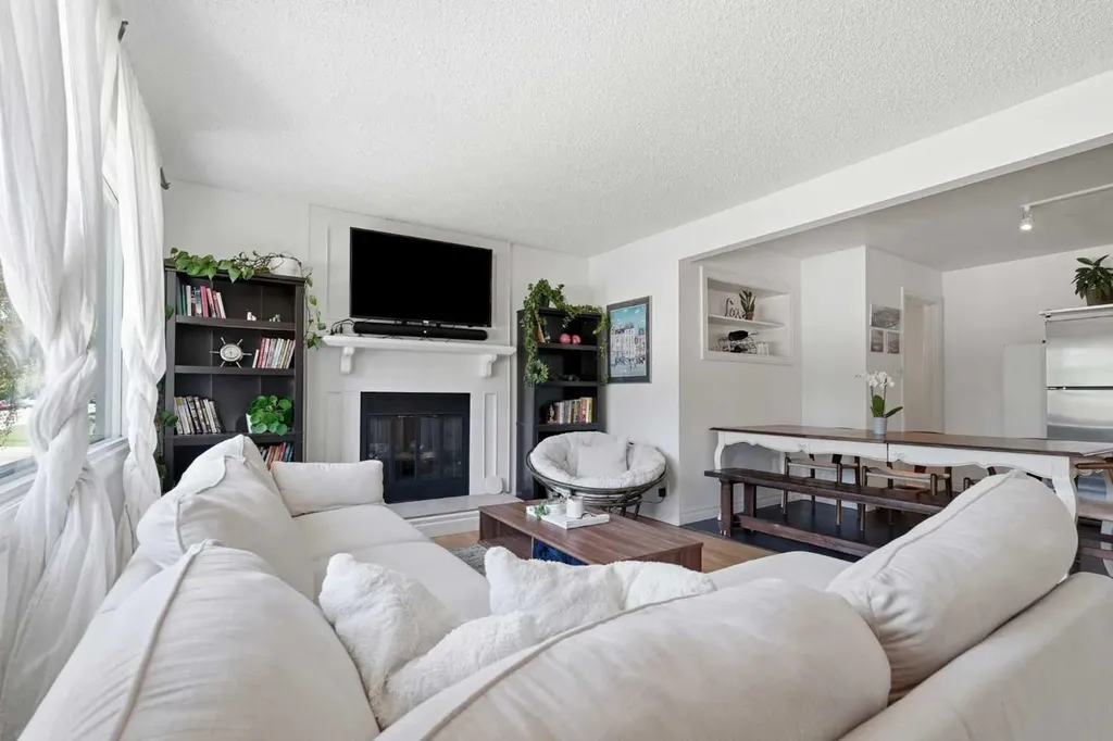 96 Waterloo Drive SW Calgary AB T3C 3G3