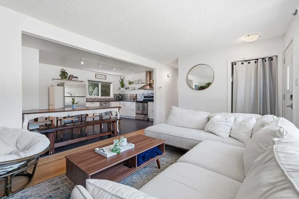 96 Waterloo Drive SW Calgary AB T3C 3G3