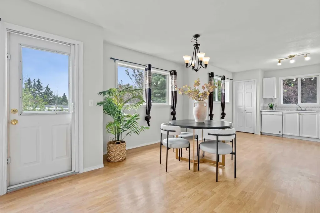 6591 Pinecliff Grove NE Calgary AB T1Y 7K8