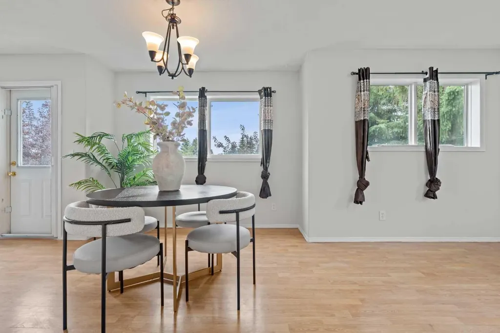 6591 Pinecliff Grove NE Calgary AB T1Y 7K8