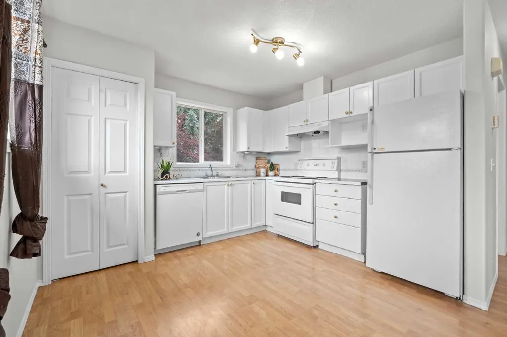 6591 Pinecliff Grove NE Calgary AB T1Y 7K8