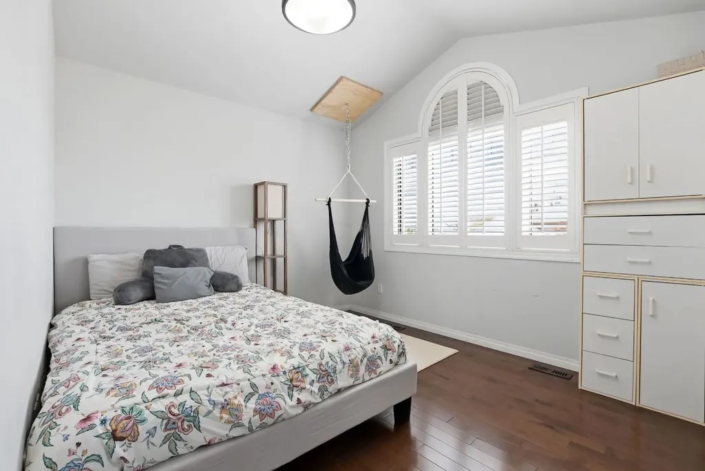 74 Oaklands Crescent Red Deer AB T4P0C4