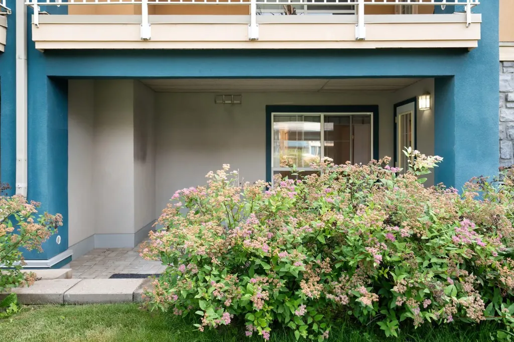 25 Richard Place SW Calgary AB T3E 7N1
