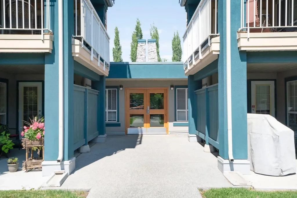25 Richard Place SW Calgary AB T3E 7N1