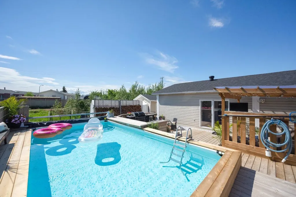 240 Grandview Crescent Fort Mcmurray AB T9H 4X8