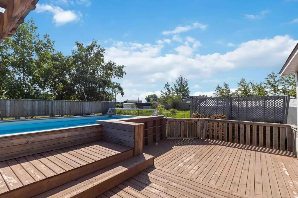 240 Grandview Crescent Fort Mcmurray AB T9H 4X8