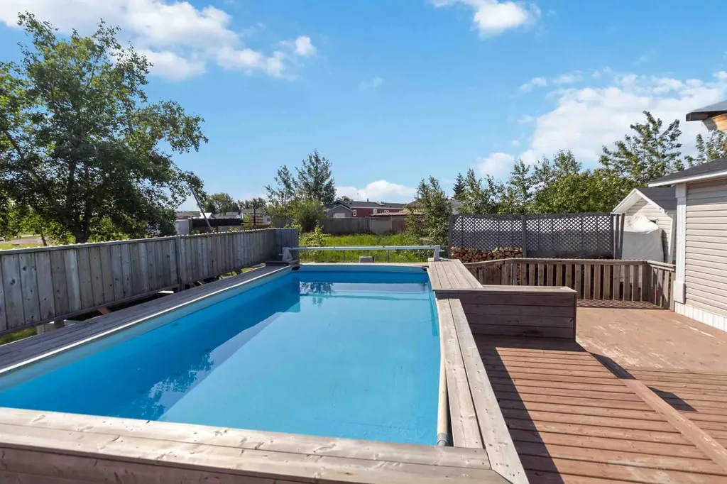 240 Grandview Crescent Fort Mcmurray AB T9H 4X8