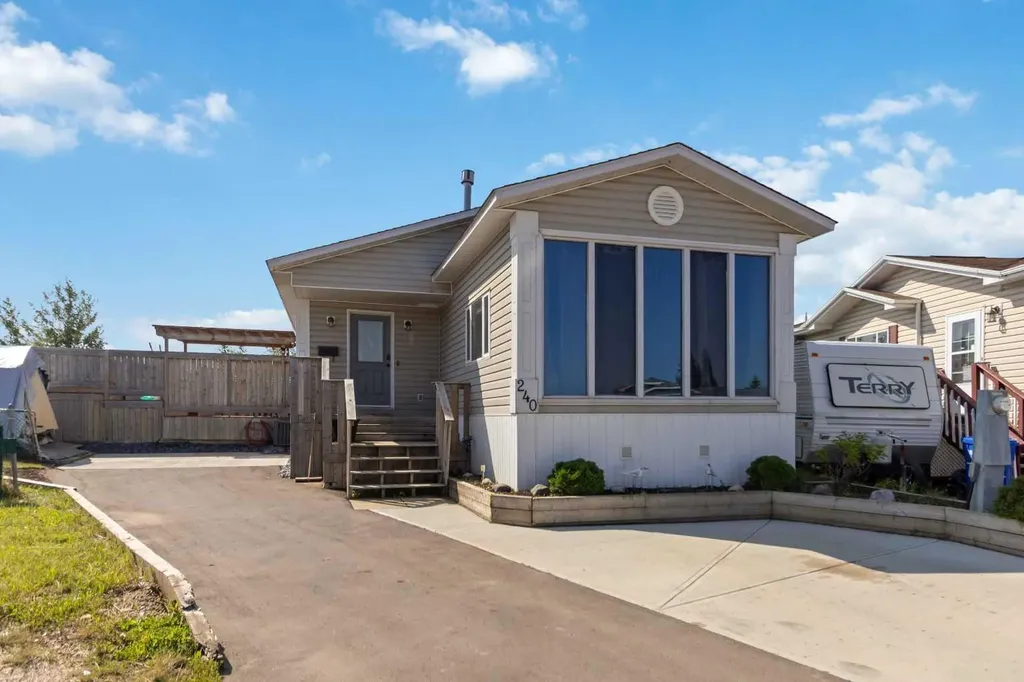 240 Grandview Crescent Fort Mcmurray AB T9H 4X8