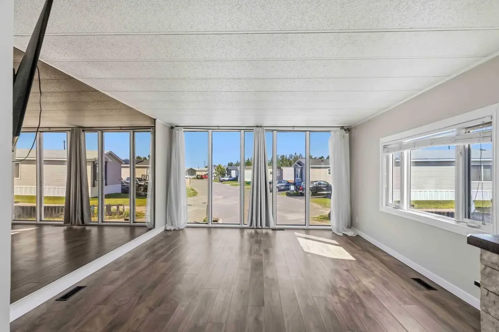 240 Grandview Crescent Fort Mcmurray AB T9H 4X8