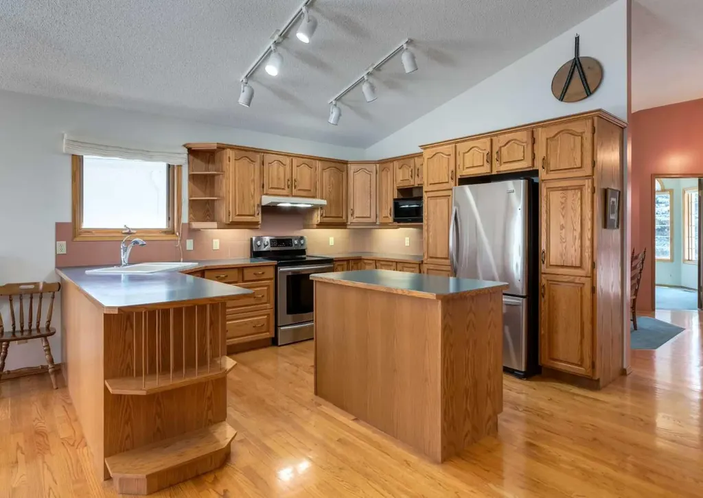307 Schooner Landing NW Calgary AB T3L 1X5