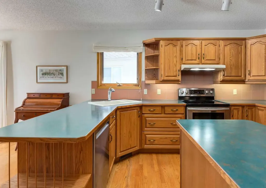 307 Schooner Landing NW Calgary AB T3L 1X5