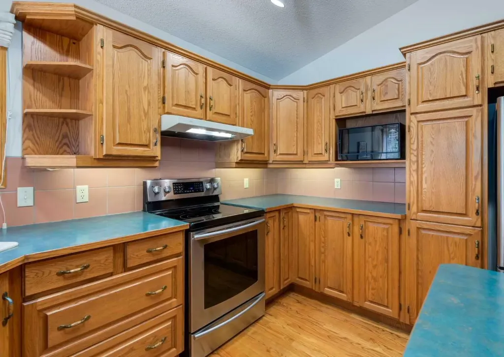 307 Schooner Landing NW Calgary AB T3L 1X5