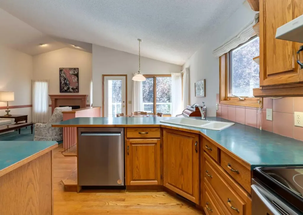 307 Schooner Landing NW Calgary AB T3L 1X5