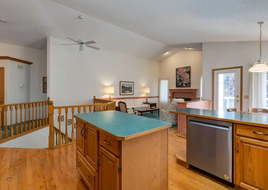 307 Schooner Landing NW Calgary AB T3L 1X5