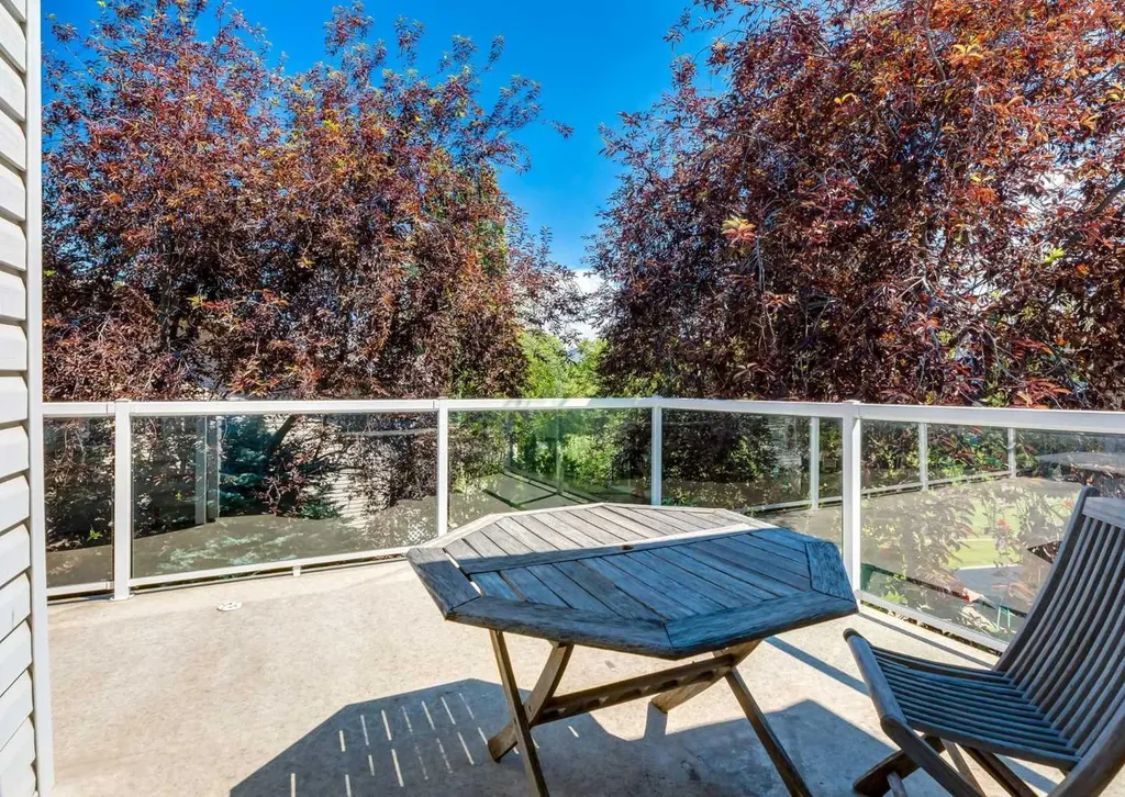 307 Schooner Landing NW Calgary AB T3L 1X5