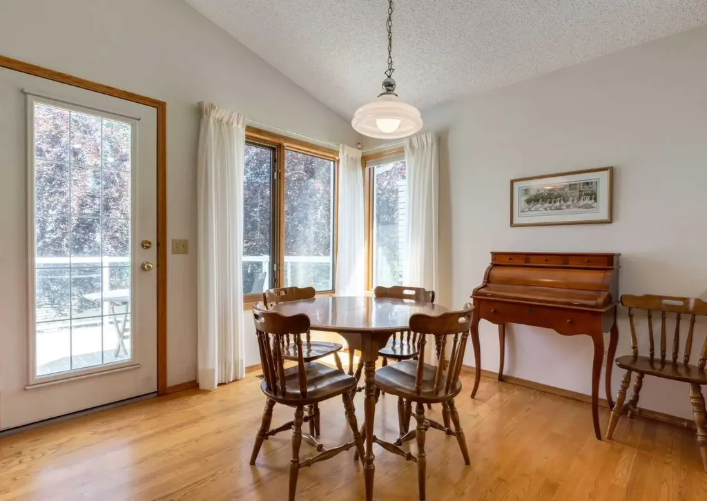 307 Schooner Landing NW Calgary AB T3L 1X5