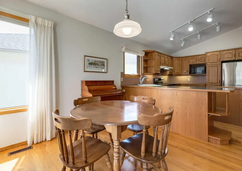 307 Schooner Landing NW Calgary AB T3L 1X5
