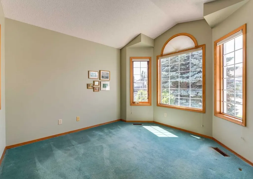 307 Schooner Landing NW Calgary AB T3L 1X5