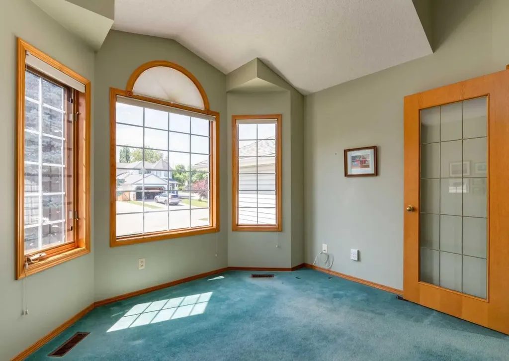 307 Schooner Landing NW Calgary AB T3L 1X5