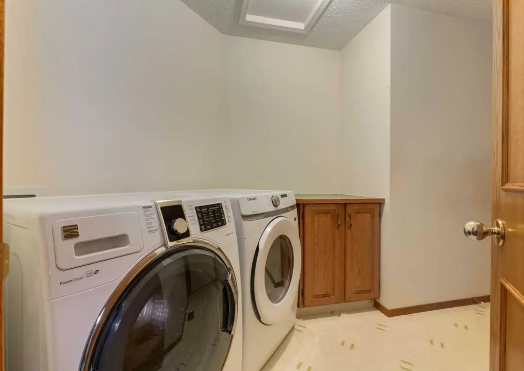 307 Schooner Landing NW Calgary AB T3L 1X5